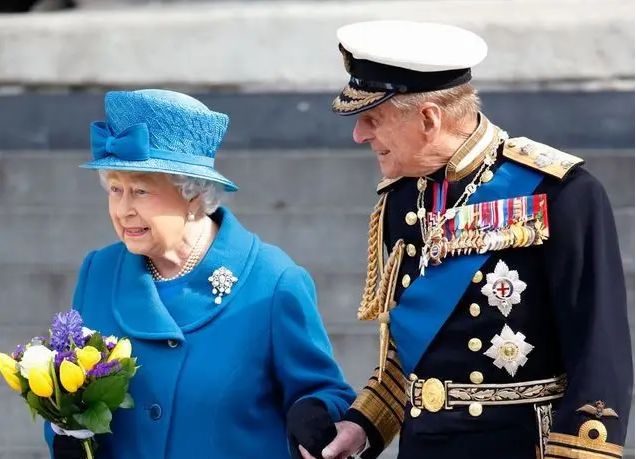 拒绝坐轮椅出席亡夫追思会，95岁英国女王的优雅与倔强！